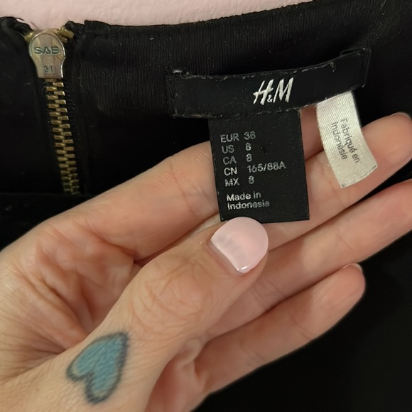 Size 8 H&M black dress in good used condition. - Picture 7 of 7